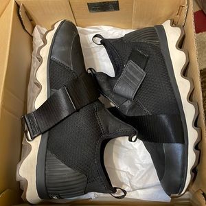FINAL PRICE!!!!  SOREL sneakers size 10.5 kinetic sneak black and white